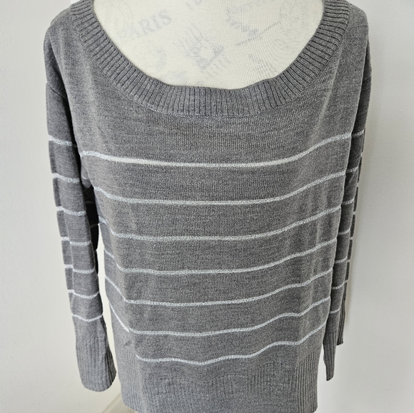 💕NWOT Soho new york top gray with silver mettalic striped size small - Picture 6 of 9